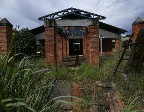 Prédio abandonado de escola para ensinos fundamental e médio, em Águas Lindas de Goiás