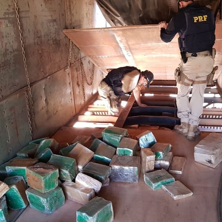 Policiais rodoviários federais retiram tijolos de maconha encontrados em fundo falso de carreta 