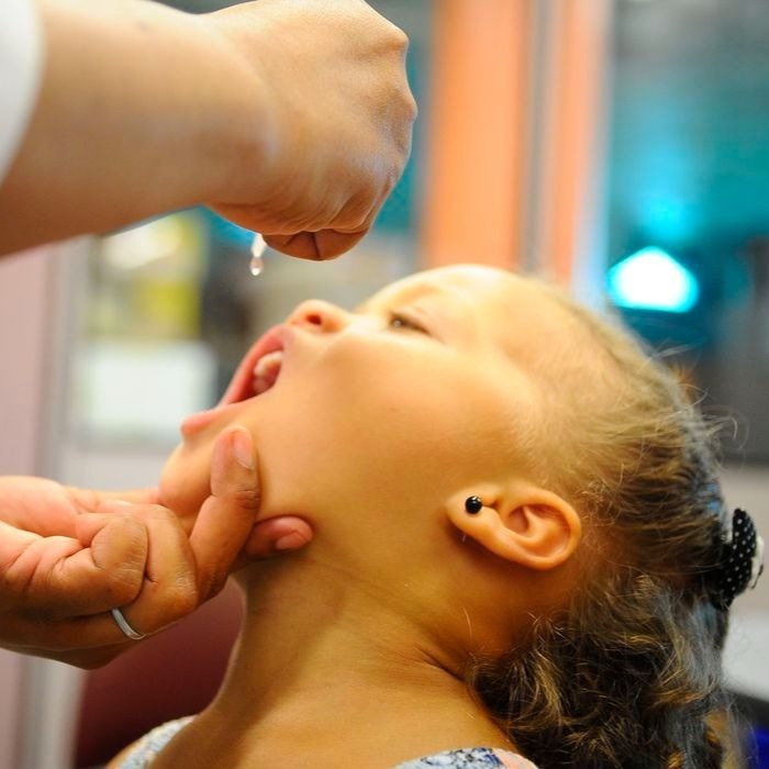 Vacinação contra paralisia infantil 