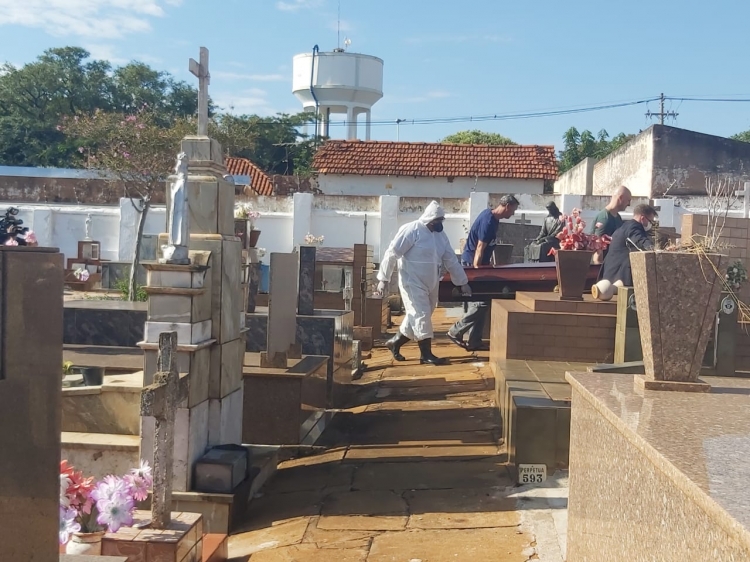 Vítima da Covid-19 é enterrada em Rio Preto 