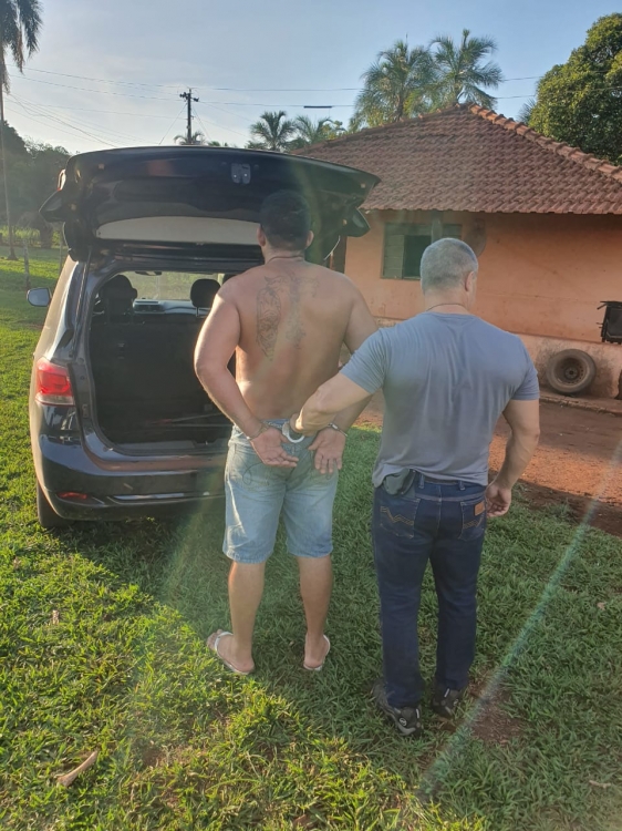 Três homens foram presos na cidade de Quirinópolis/GO e dois na cidade de Umuarama/PR, 
