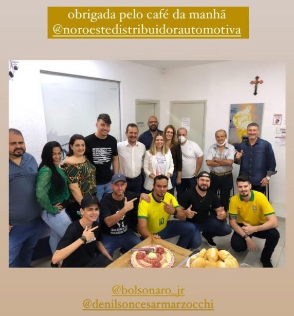 Aglomeração: Renan Bolsonaro e a galera reunida em Rio Preto
