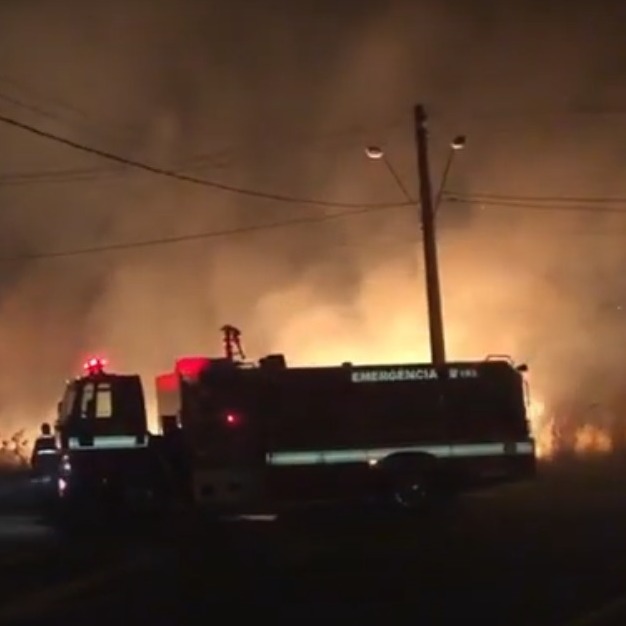 Dois caminhões estiveram no local para conter o fogo