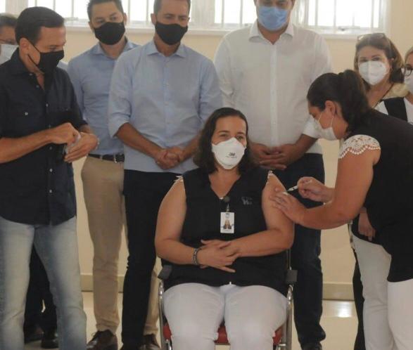 Enfermeira Prisiciani Batista é vacinada no HB