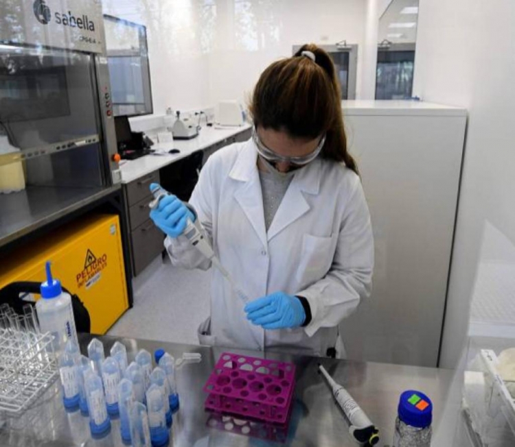 Cientista de laboratório em Garin, na província de Buenos Aires, trabalha vacina contra a Covid-19