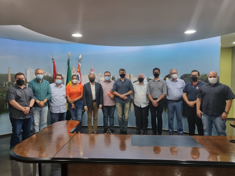 O prefeito Edinho Araújo com sua equipe, vereadores e o comando do Republicanos