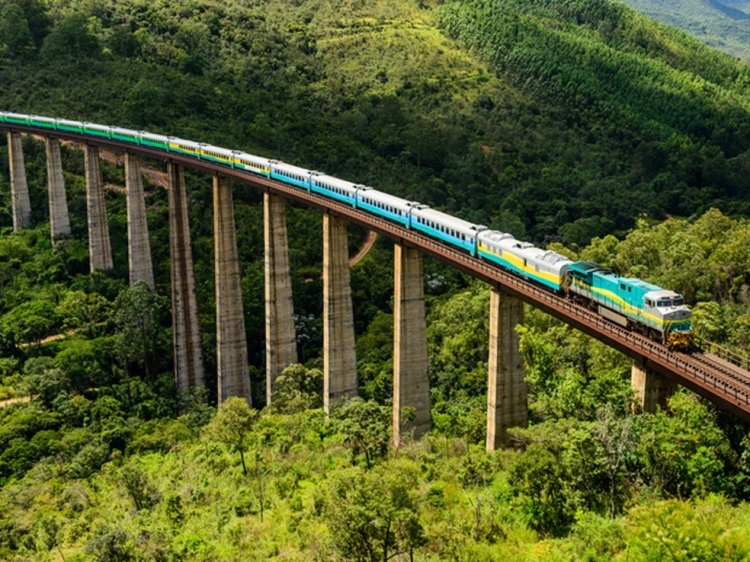 O trem entre Espírito Santo e Minas Gerais percorre diariamente 664 quilômetros de trilhos, em viagem que dura 13 horas.
