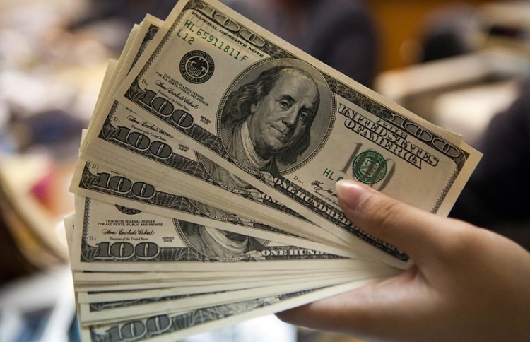 O dólar comercial recuou 1,02%, a R$ 5,2220, acompanhando também uma tendência de baixa da moeda americana no exterior.