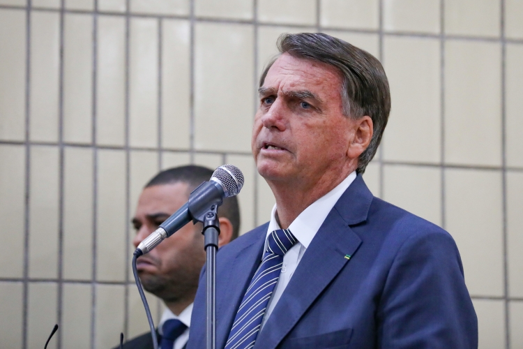 O senador Flávio Bolsonaro (PL-RJ) anunciou nesta terça-feira (7) em suas redes sociais que seu pai, o ex-presidente Jair Bolsonaro (PL), voltaria ao Brasil no dia 15 deste mês. Depois de 14 minutos, recuou