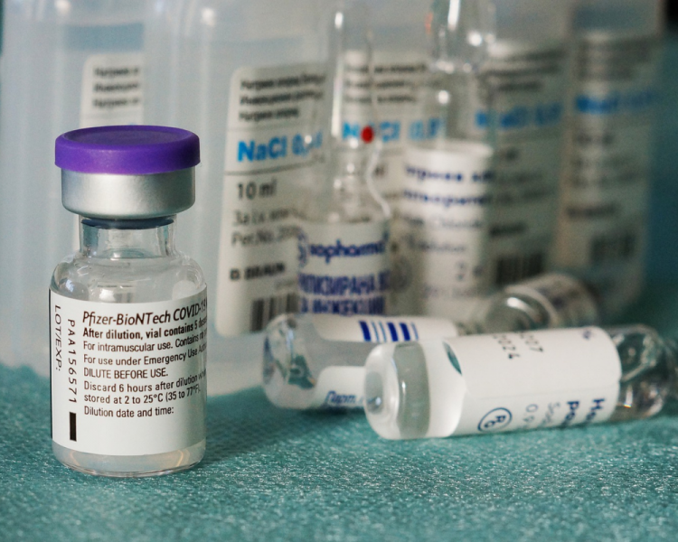 A BioNTech e a Pfizer informaram nesta quarta-feira (8) que três doses de sua vacina contra Covid-19 neutralizaram a variante ômicron