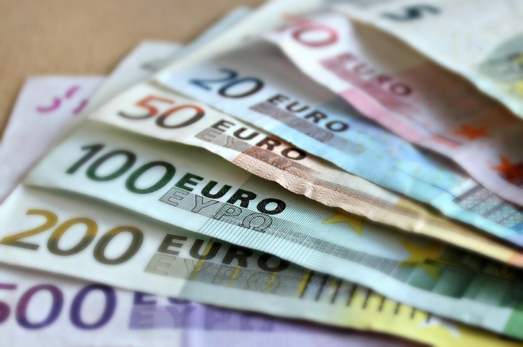 2002, ano em que a moeda única europeia foi introduzida nos países que fazem parte da zona do euro.