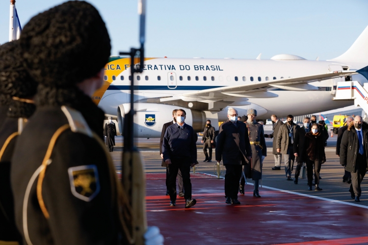 O presidente Jair Bolsonaro (PL) desembarcou em Moscou na manhã desta terça-feira (15) após mais de 15 horas de viagem entre Brasília e a capital russa