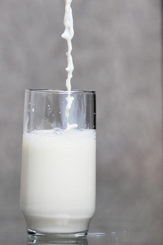 De junho para julho, o valor médio do litro de leite UHT saltou 24,8% na capital paulista, chegando a R$ 6,79, conforme levantamento do Procon-SP em parceria com o Dieese