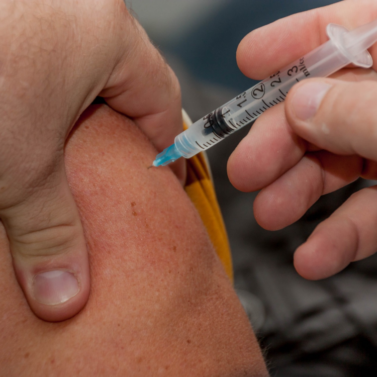 O Ministério da Saúde irá reduzir de seis para cinco meses o intervalo para a aplicação da dose de reforço da vacina contra a Covid-19.