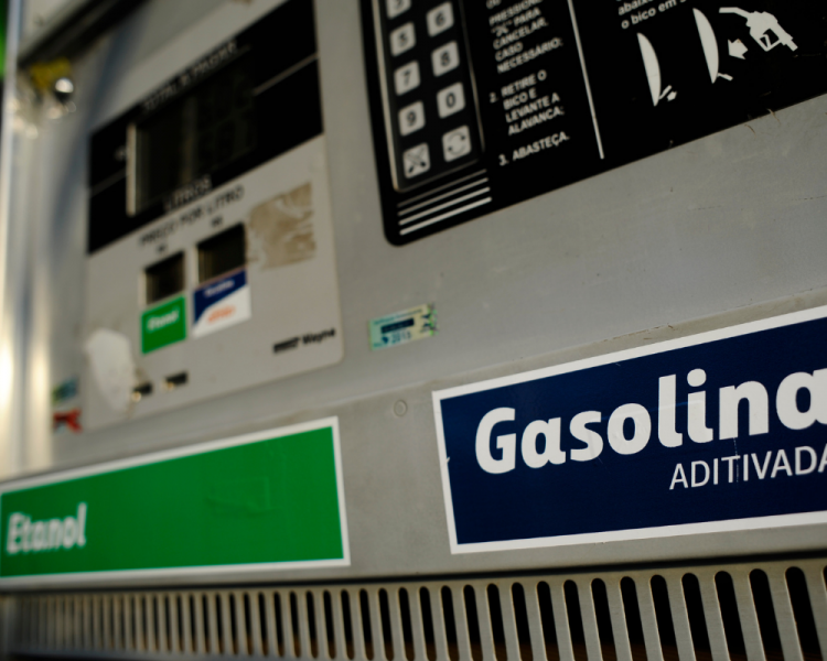 Após 99 dias sem aumentos, o preço médio da gasolina nas refinarias da estatal passará de R$ 3,86 para R$ 4,06 por litro.