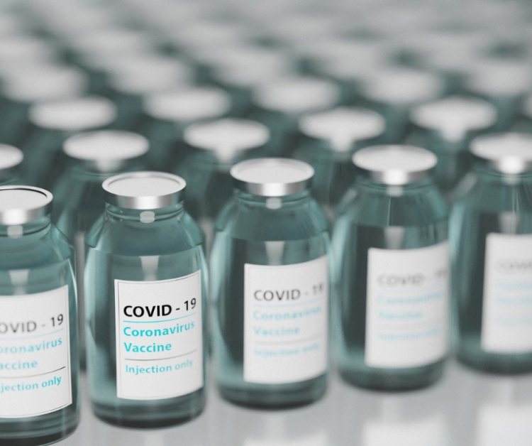 Com a recomendação da quarta dose de vacina contra Covid-19 para os maiores de 40 anos, podem surgir dúvidas acerca de efeitos colaterais dos imunizantes.