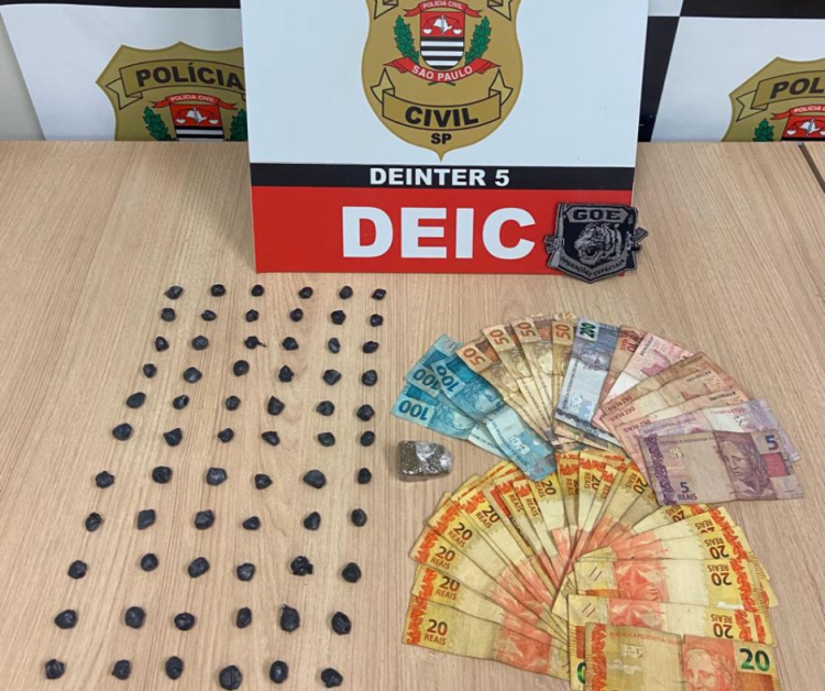 Os policiais localizaram 1 porção de maconha e 73 de crack, além de dinheiro das vendas