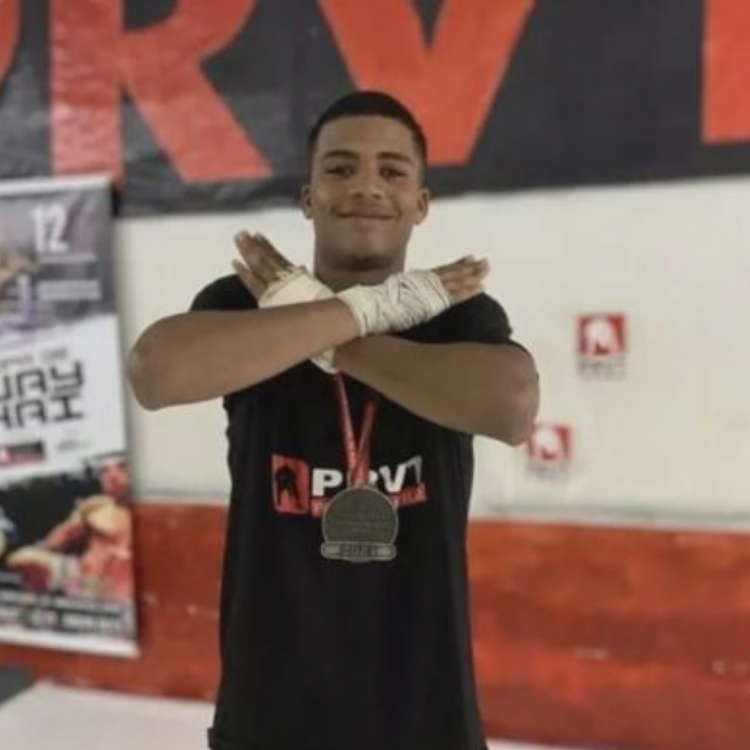 Vítor Reis de Amorim, lutador de 19 anos, foi morto a tiros nesta terça-feira (28), no Morro da Jaqueira, em São Gonçalo, Rio de Janeiro