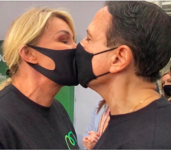 Com máscara, Doria beija a esposa Bia no dia dos namorados