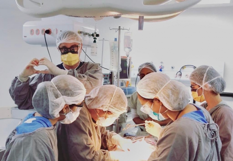 Médicos durante o transplante de Maria Fernanda