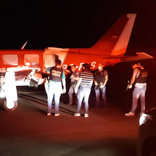 Polícia Federal durante apreensão de avião em Fernandópolis