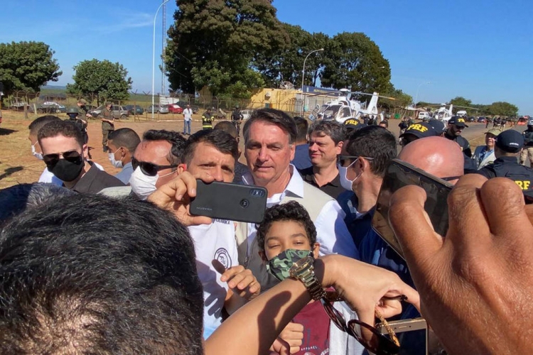Bolsonaro causa aglomeração em Formosa (GO); presidente não respondeu sobre mudança nos dados