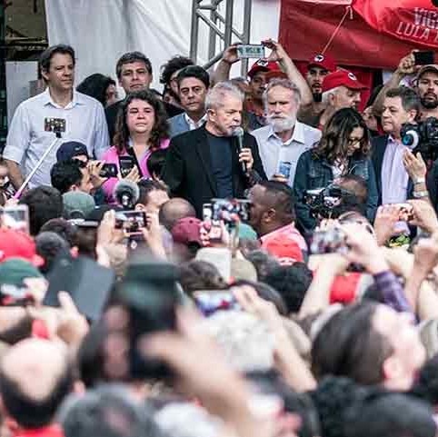 Apoiadores acompanham saída de Lula da sede da PF de Curitiba 