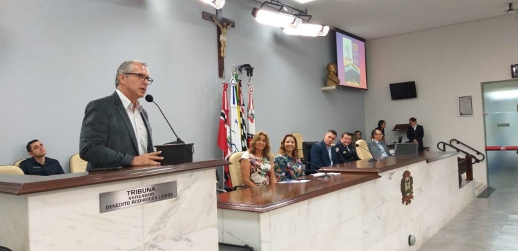 Renato Pupo durante sessão solene na Câmara de Rio Preto 
