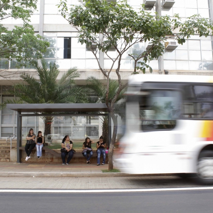 Ponto de ônibus na avenida Alberto Andaló