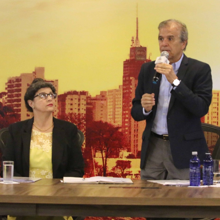 Secretária de Educação, Sueli Costa (à esquerda) e o prefeito de Rio Preto, Edinho Araújo