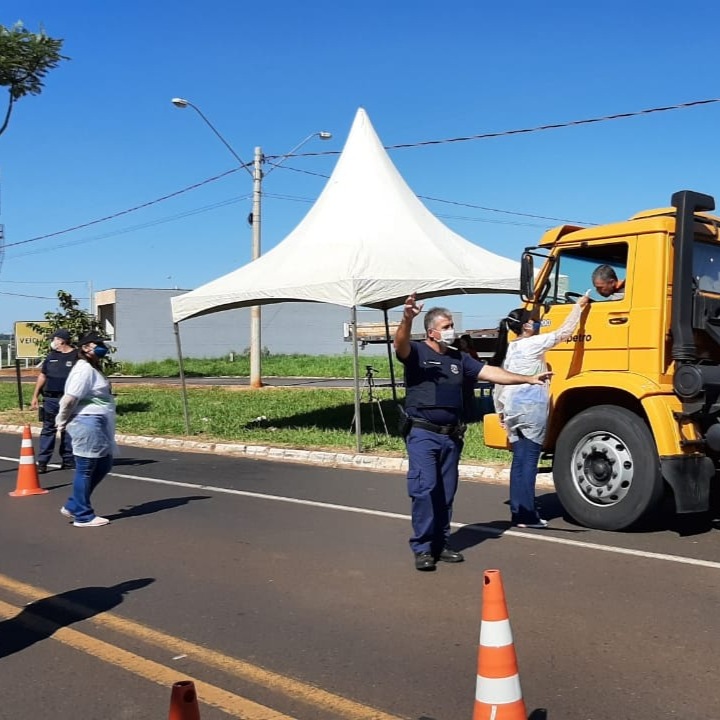 Guardas Municipais estão na entrada de Potirendaba, com viaturas e cones, realizando uma espécie de blitz, parando, obrigatoriamente, os veículos.