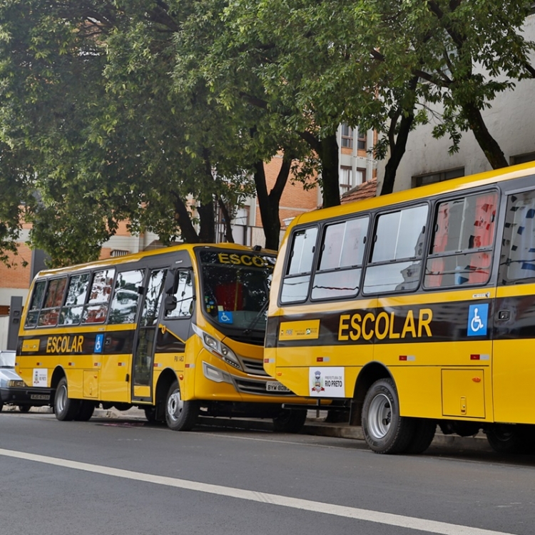 Ônibus de transporte escolar continuam parados