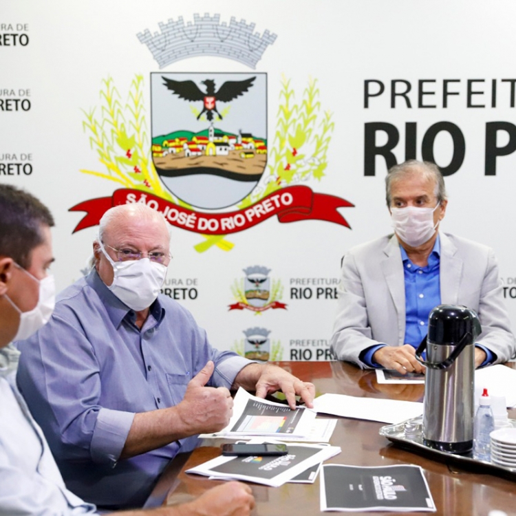 Edinho Araújo (à direita), Aldenis Borim (centro) e Luís Roberto Thiesi no gabinete da Prefeitura
