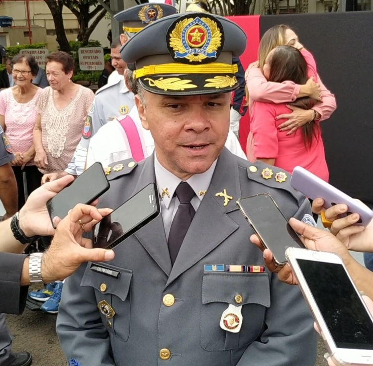 Coronel Fábio Rogério Cândido dá entrevista após solenidade