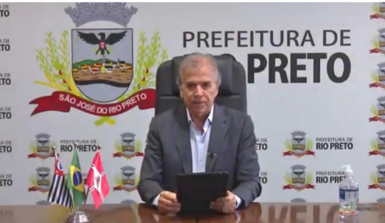 Prefeito Edinho Araújo durante pronunciamento oficial