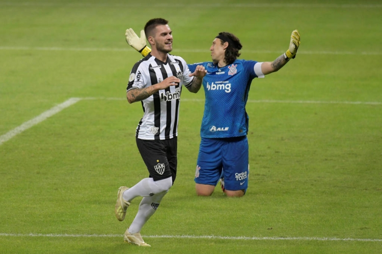 Enquanto Cássio, caído lamenta, Nathan festeja gol do Atlético-MG sobre o Corinthians