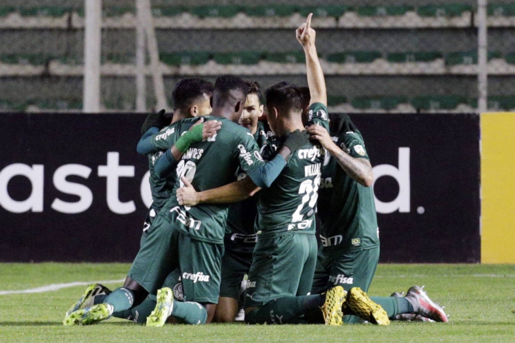 Jogadores do Palmeiras comemoram o segundo gol do time contra o Bolívar, marcado em bonito chute de Gabriel Menino