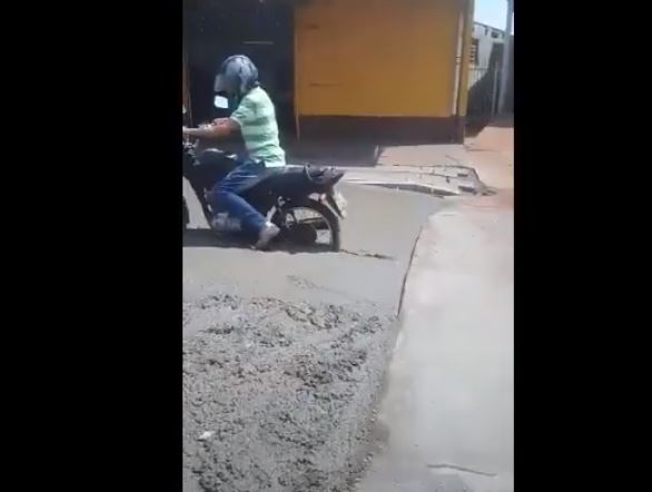 Paraíba ficou preso com moto em cimento de obra na avenida Potirendaba 